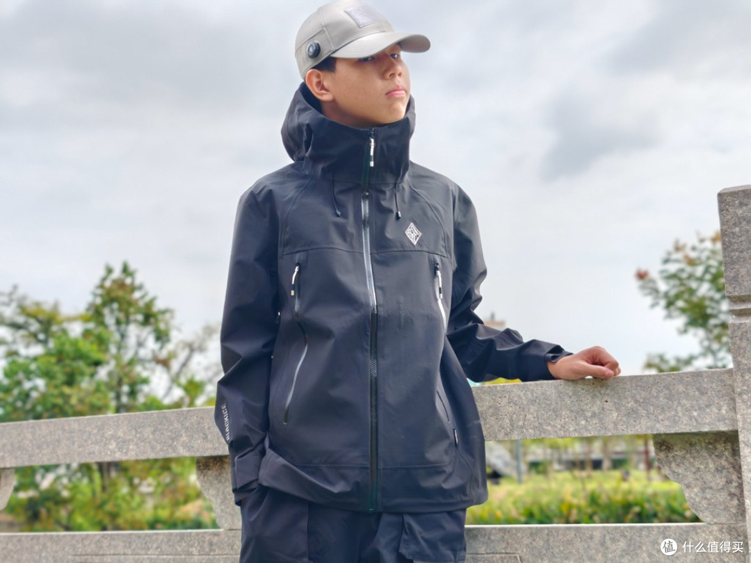风雨皆无惧,暖感随身行:黑冰御山者冲锋衣