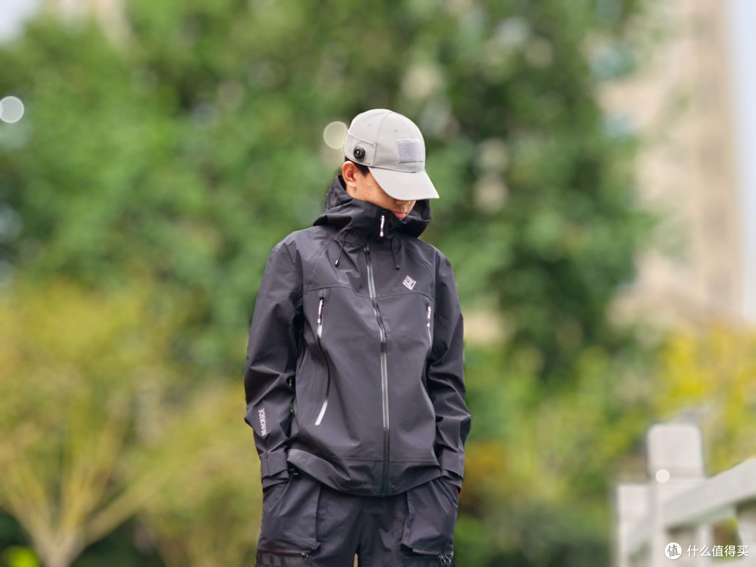 风雨皆无惧,暖感随身行:黑冰御山者冲锋衣
