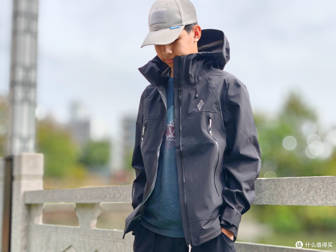 风雨皆无惧,暖感随身行:黑冰御山者冲锋衣