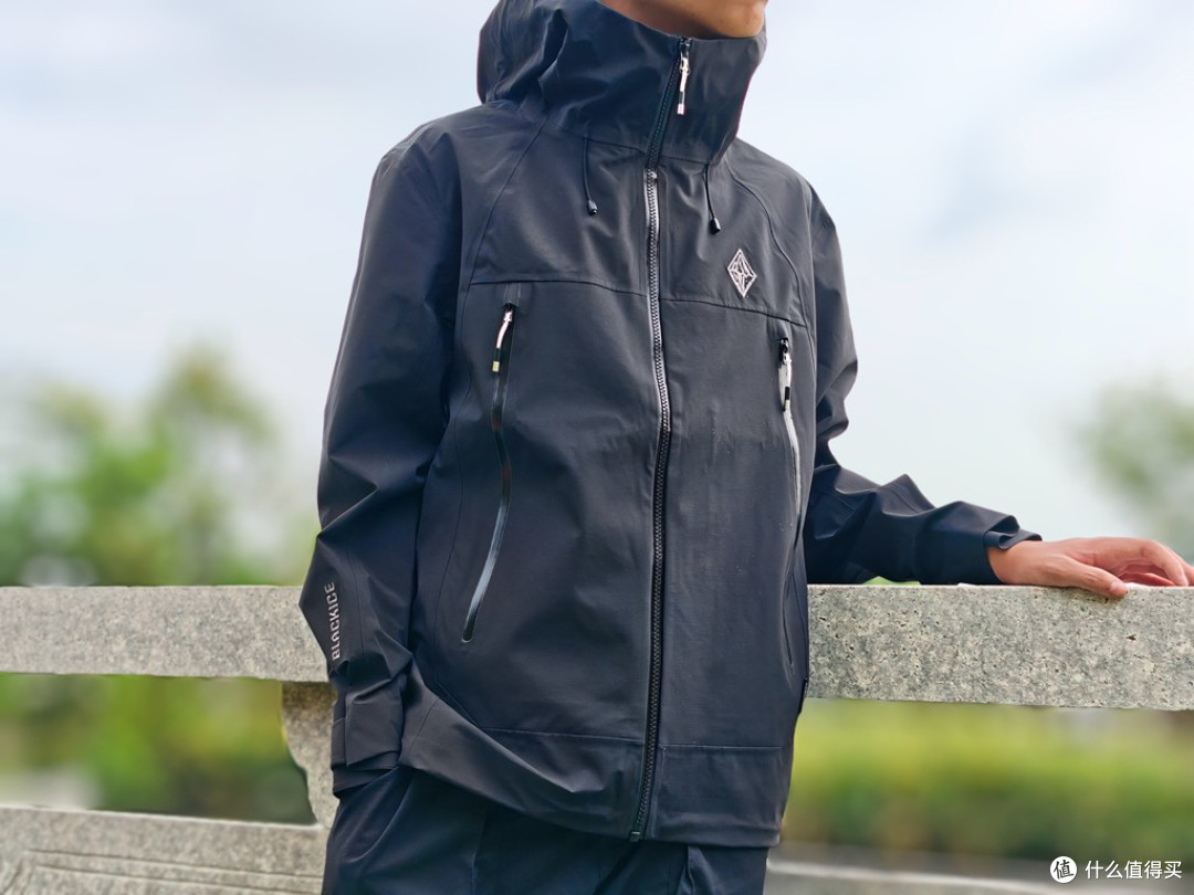 风雨皆无惧,暖感随身行:黑冰御山者冲锋衣