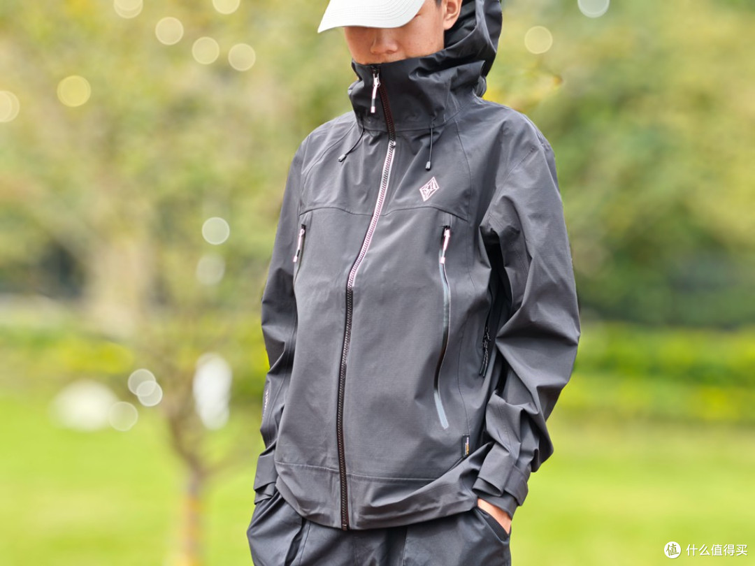 风雨皆无惧,暖感随身行:黑冰御山者冲锋衣