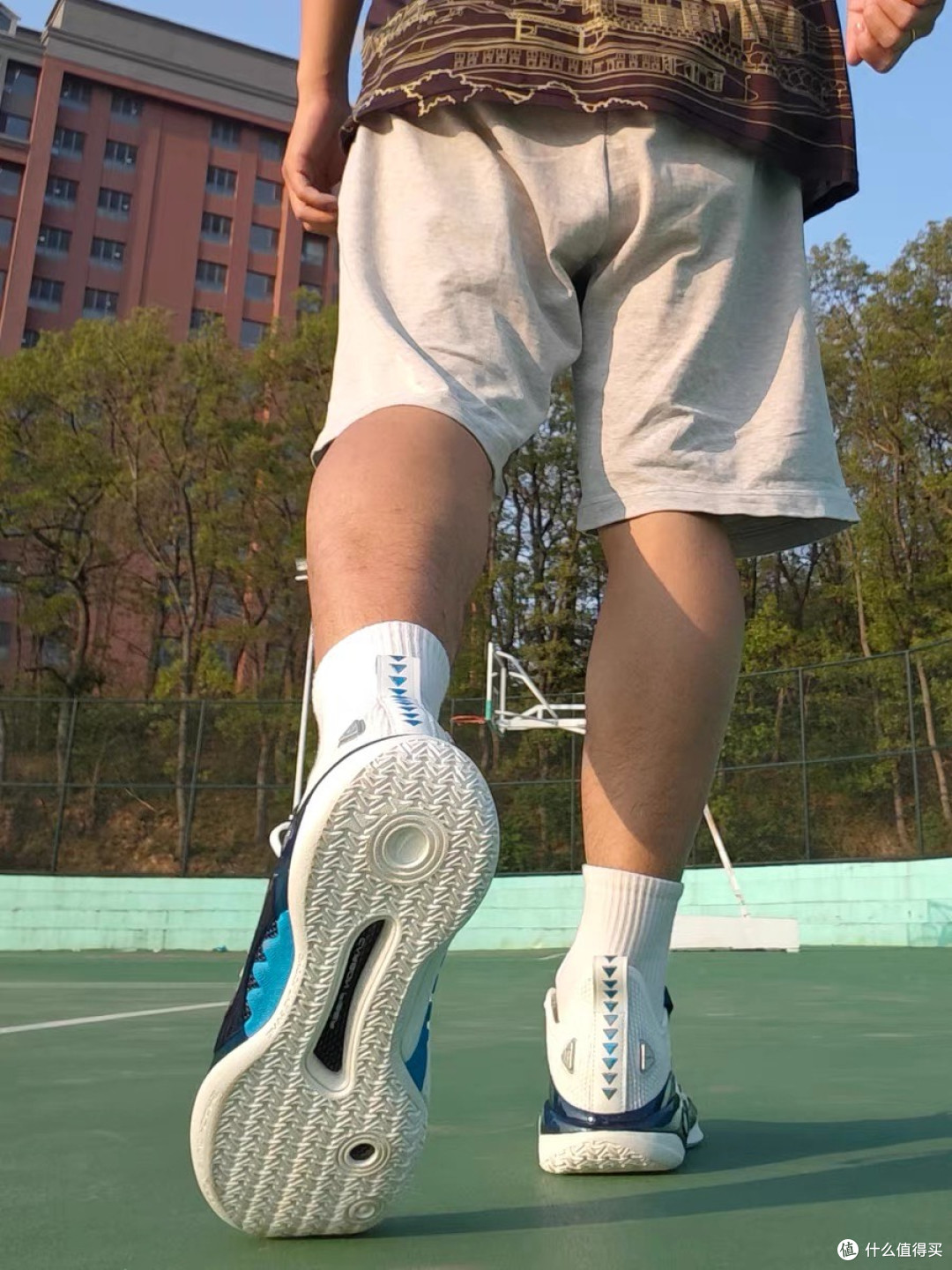 安踏狂潮5PRO:氮科技加持实战鞋