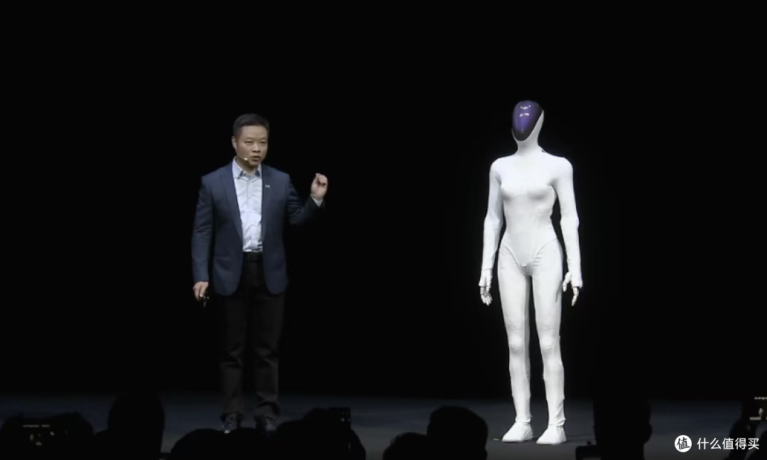 小鹏发布人形机器人能走猫步，网友：“赌包辣条，绝对是真人！”
