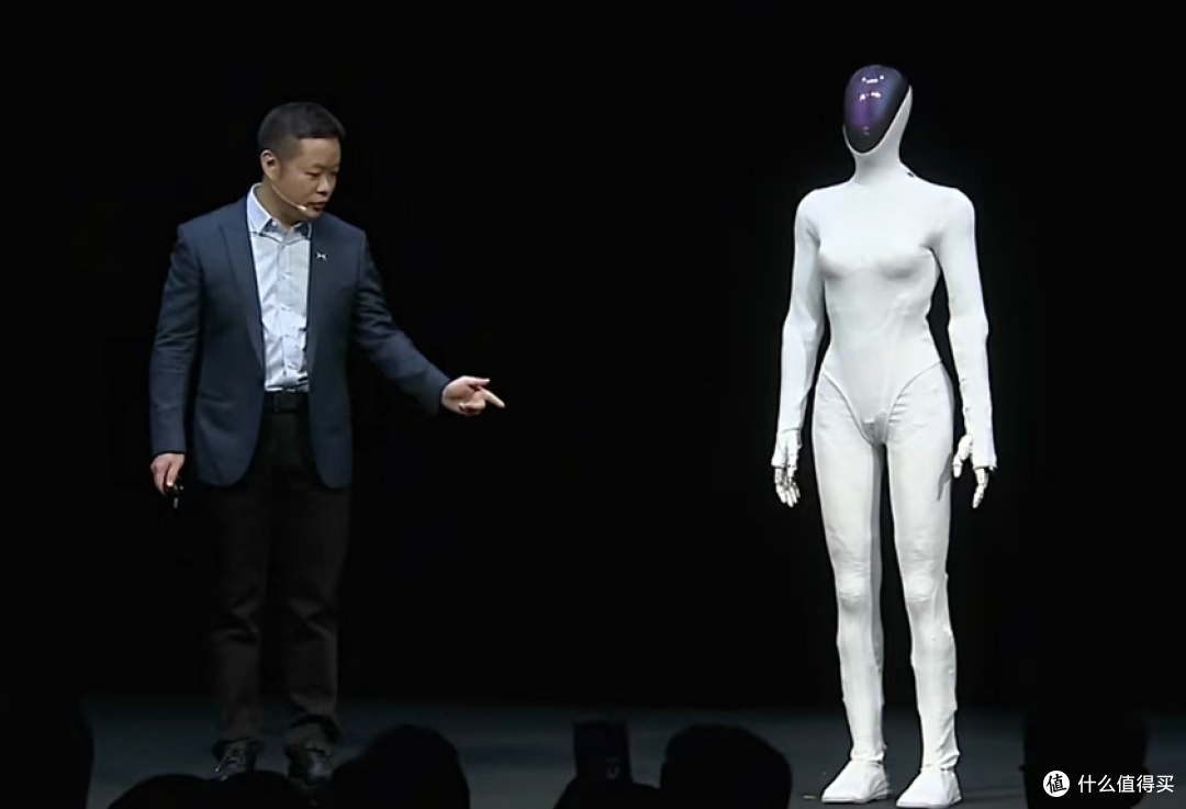 小鹏发布人形机器人能走猫步，网友：“赌包辣条，绝对是真人！”