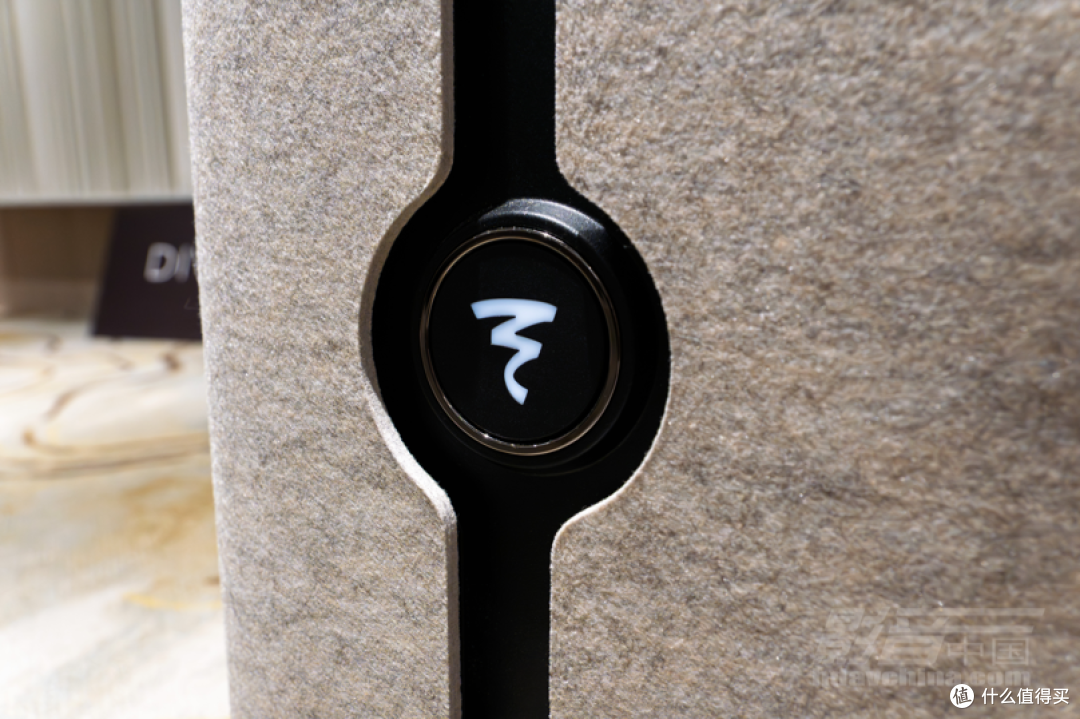 Mezza Diva Utopia的毛毡挡板，前面面板的Focal Logo 