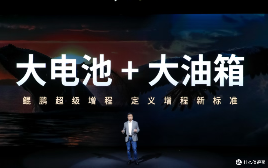 何小鹏现场剪开机器人的腿,全场炸了!然后他又拿出了X9超级增程