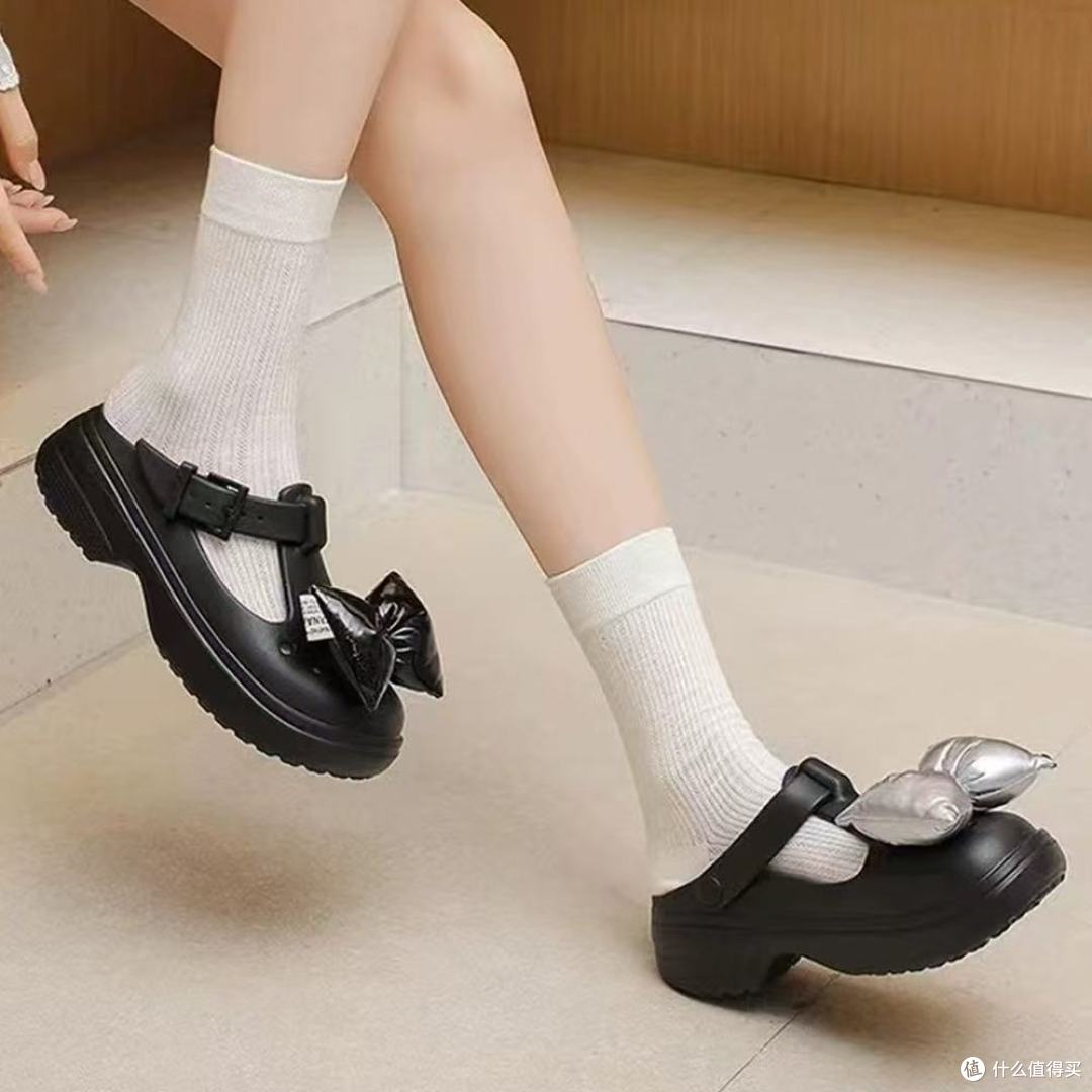 Crocs卡骆驰25年春经典玛丽珍洞洞鞋:复古与舒适的双向奔赴