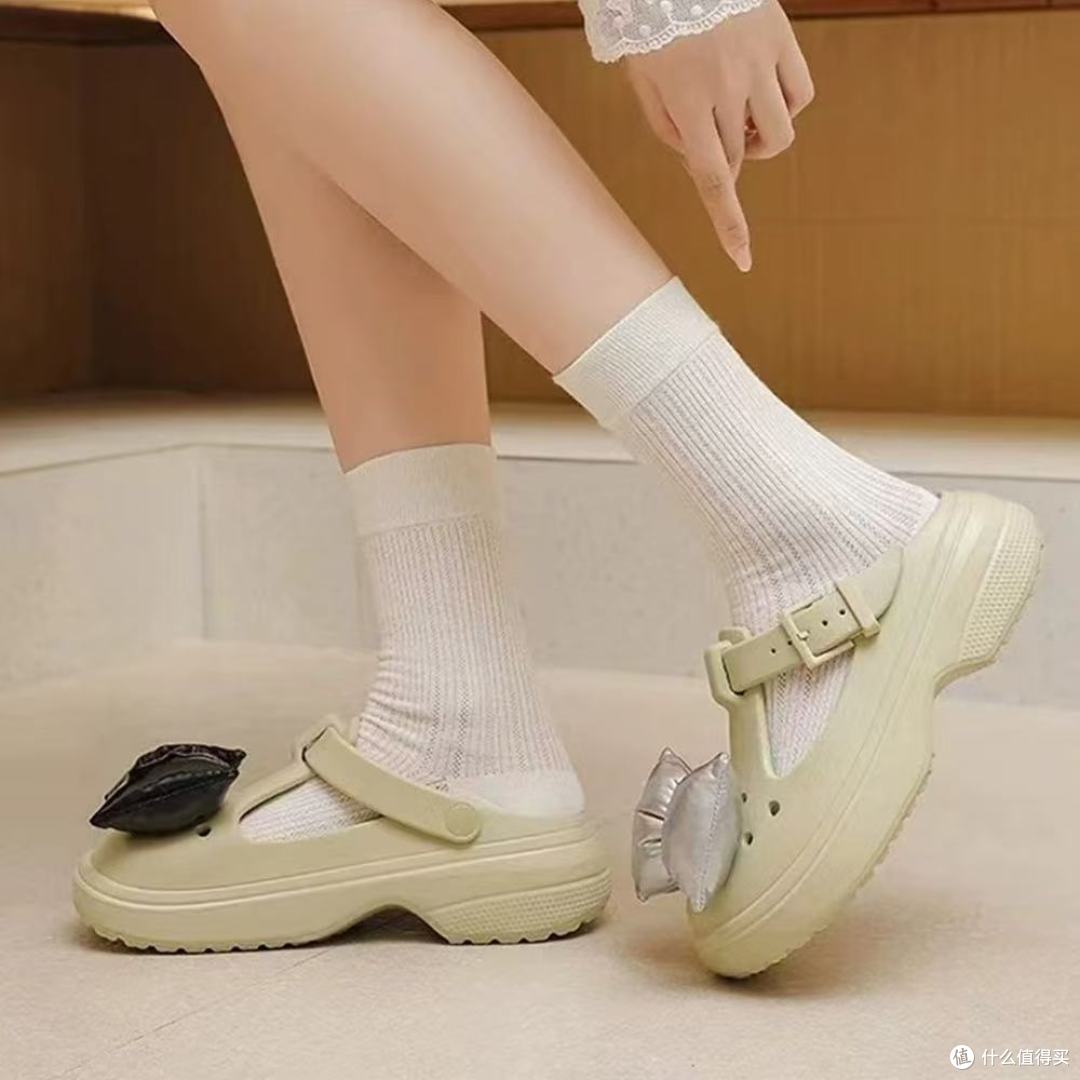 Crocs卡骆驰25年春经典玛丽珍洞洞鞋:复古与舒适的双向奔赴