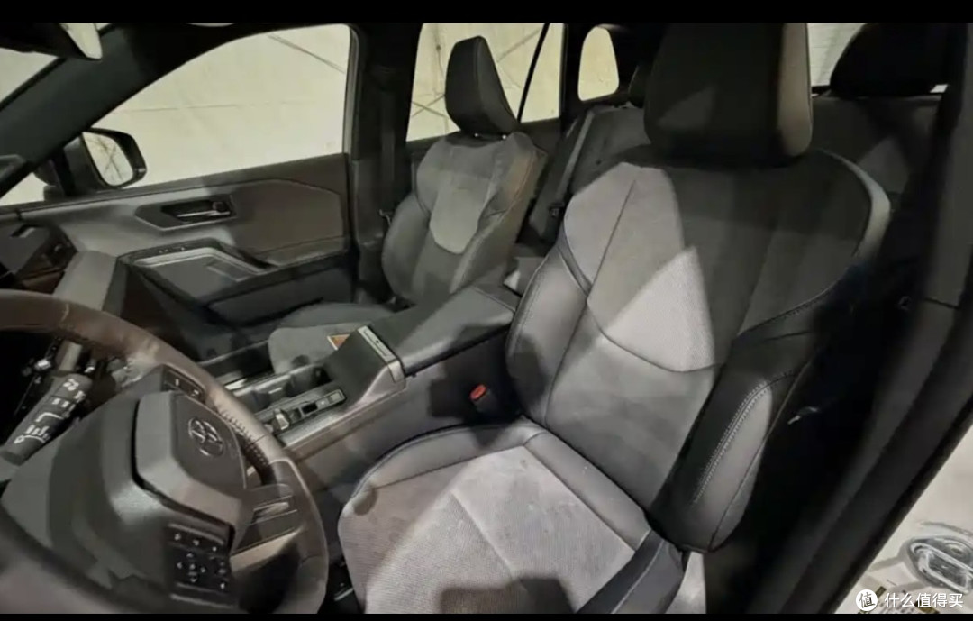 全新丰田RAV4,造型动感时尚,搭载2.5L混动系统,节能省油!