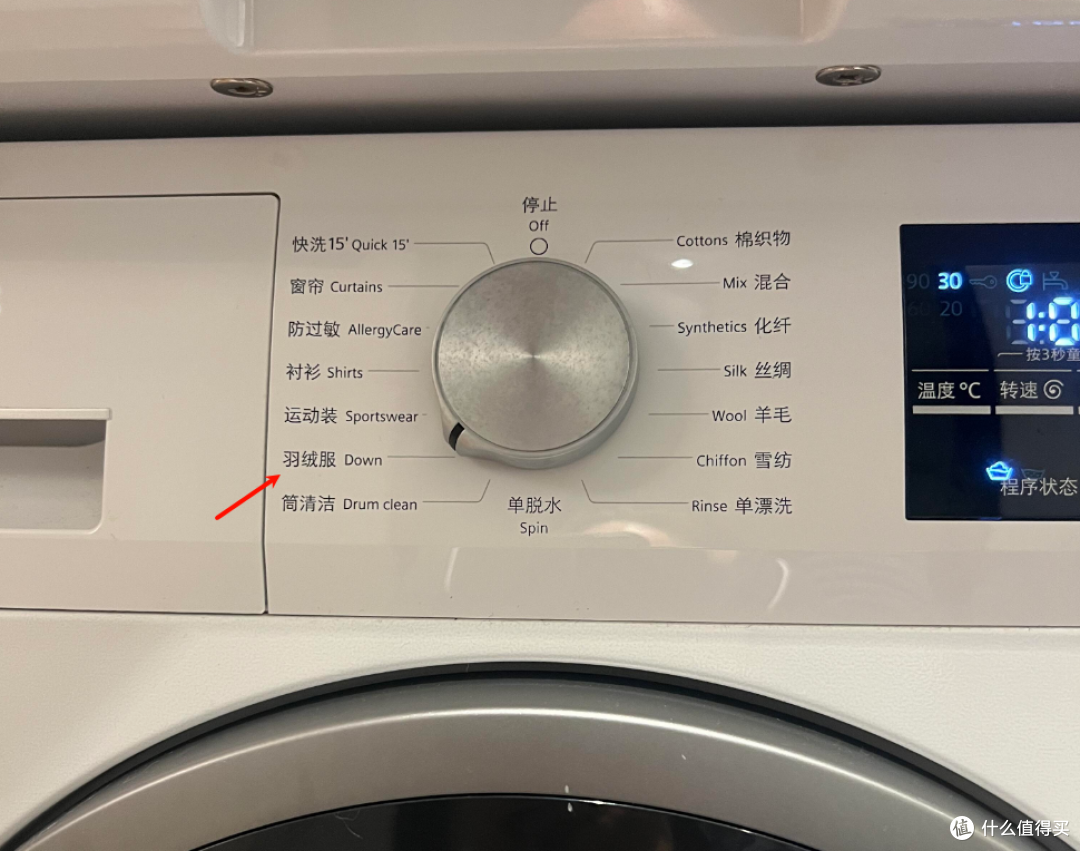 别再把羽绒服送干洗店了!看看中年阿姨的做法,省钱又干净