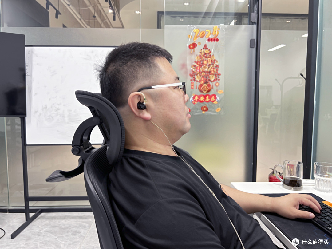 午休趴桌手麻酸?夏草木Fit2 145°后仰+腿托,小憩醒来精力十足