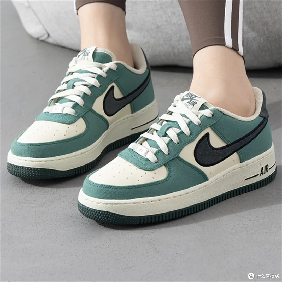 Nike AIR FORCE 1 LV8 3 BG：经典与实用