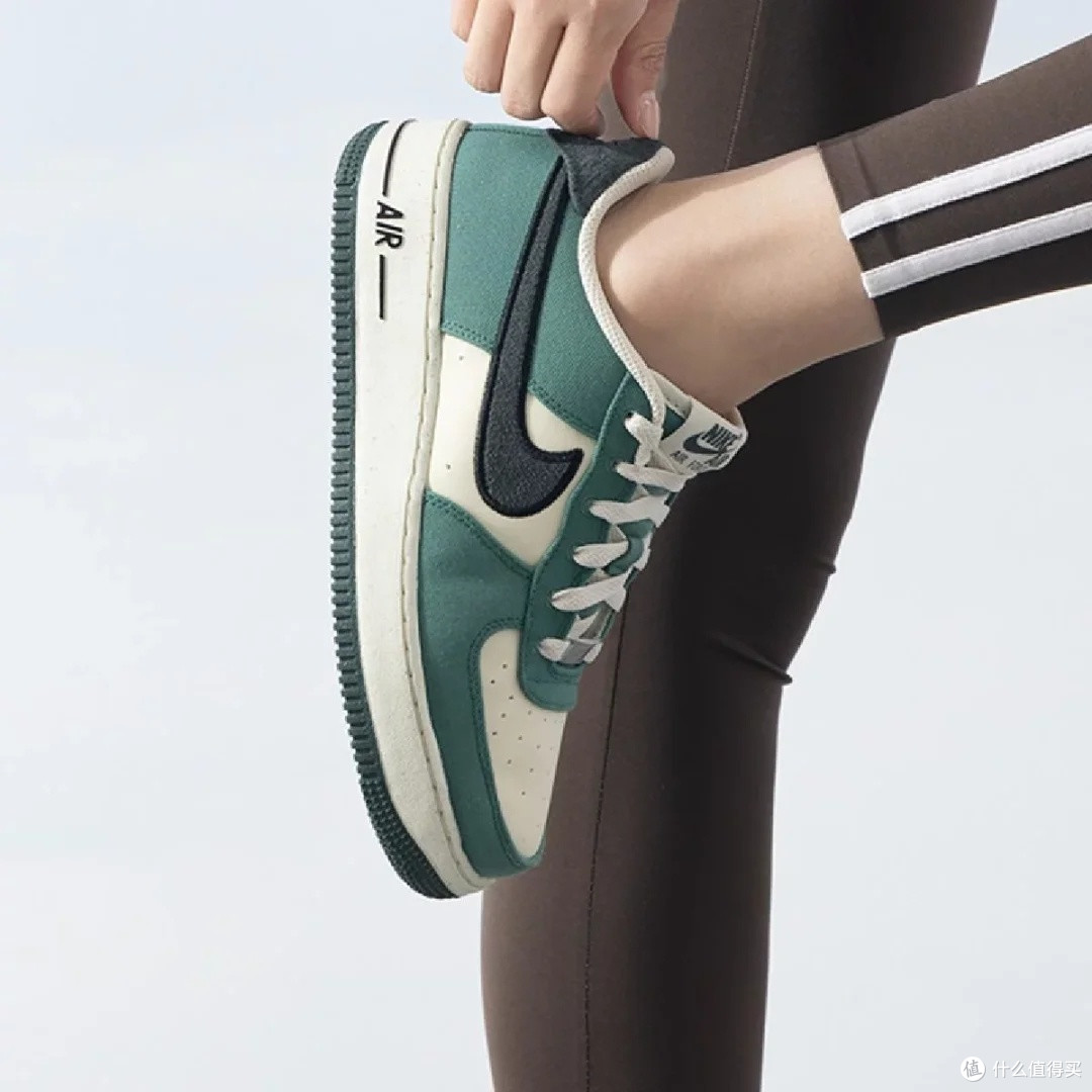 Nike AIR FORCE 1 LV8 3 BG:经典与实用