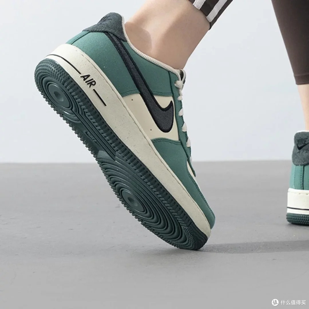 Nike AIR FORCE 1 LV8 3 BG:经典与实用
