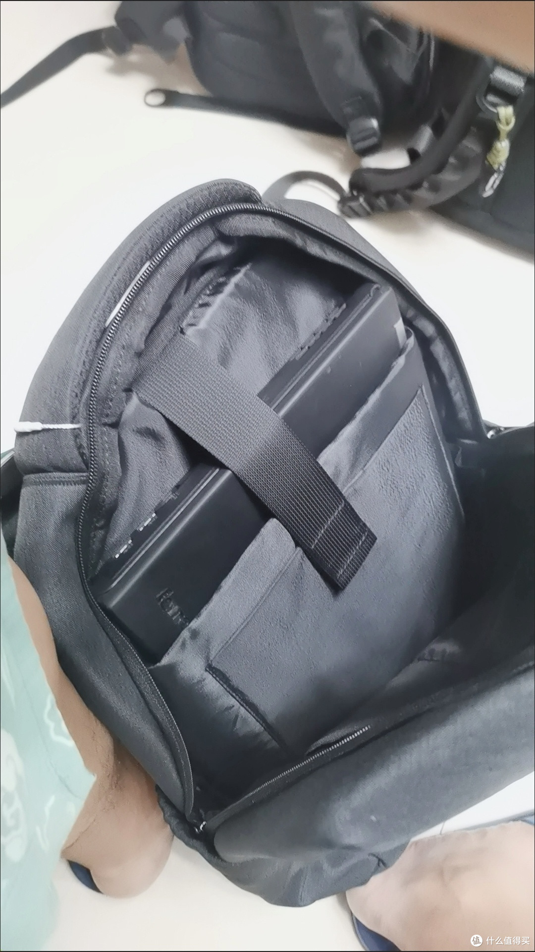 绿巨能防水旅行包:出行好帮手!