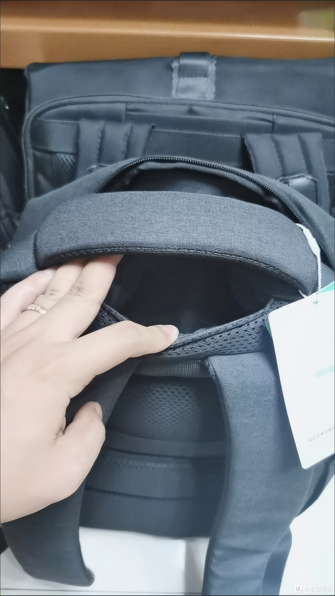 绿巨能防水旅行包:出行好帮手!