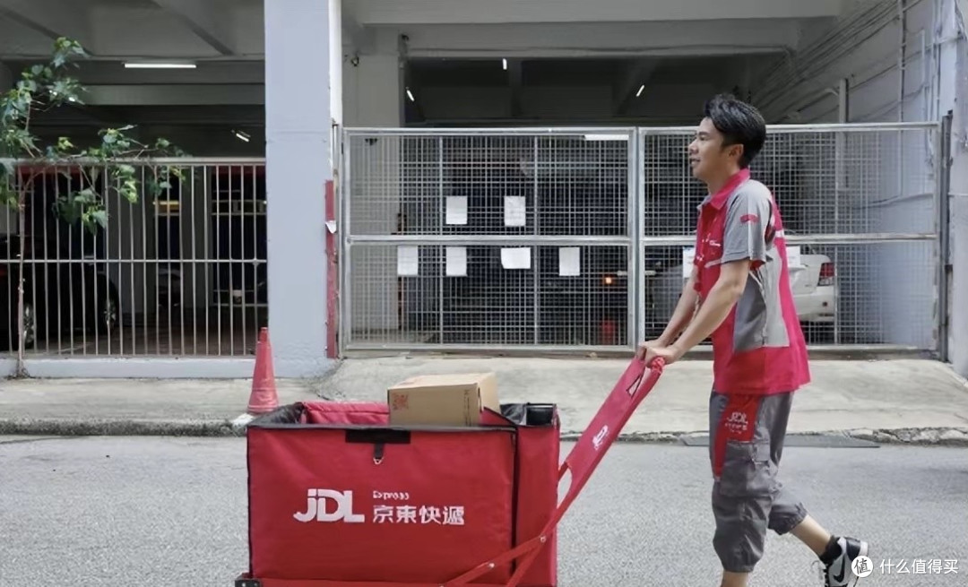 刘强东放大招!明年4月建全无人配送站,66万快递员何去何从?