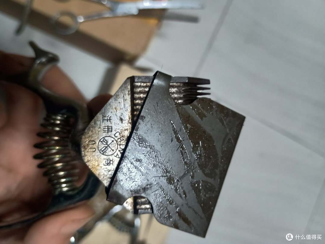 老爷子是个讲究人，买东西认老牌子和名牌，平时可以很省（抠到你无法想象），但是在花钱买牌子货上绝不含糊