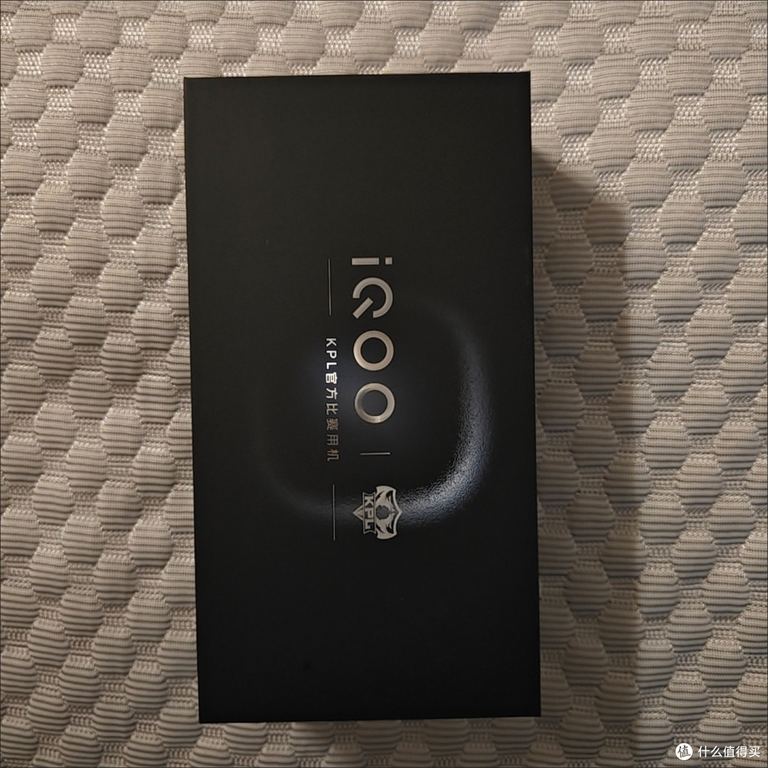 iQOO 15搭载2K珠峰屏及强效散热