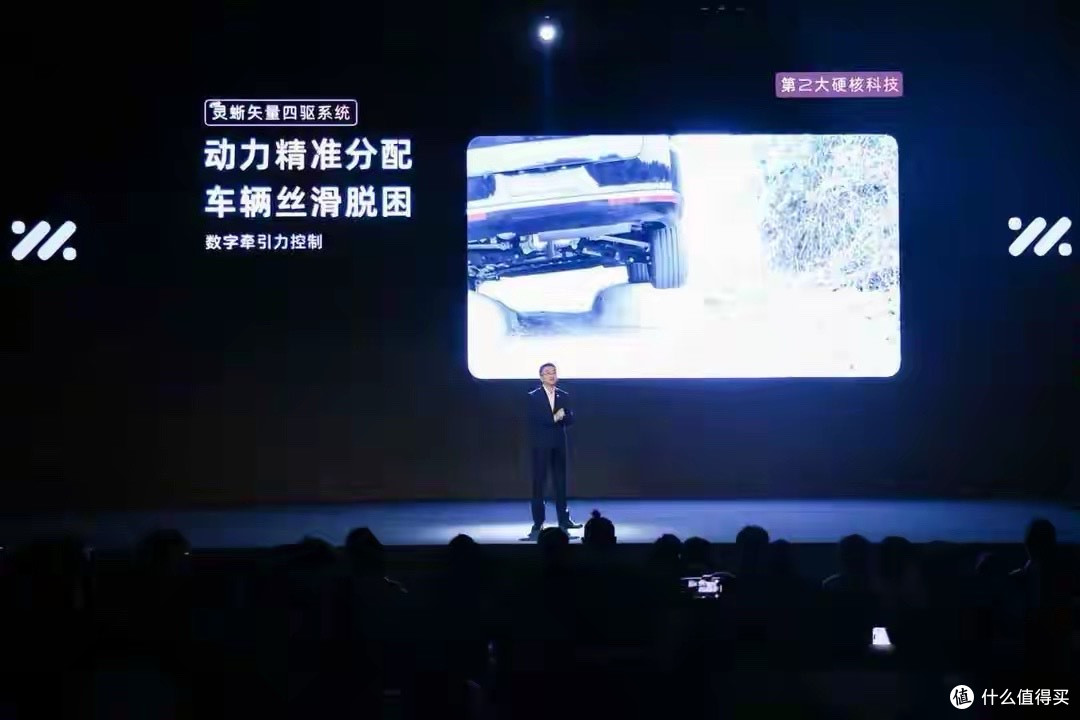 智己LS9杀进30万，理想问界慌了，国产车真敢这么玩？