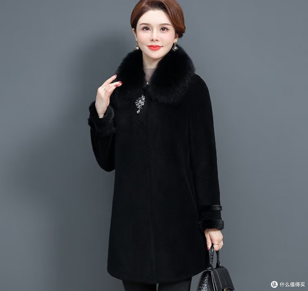 雪夕皮毛一体大衣,让婆婆气场全开显高贵