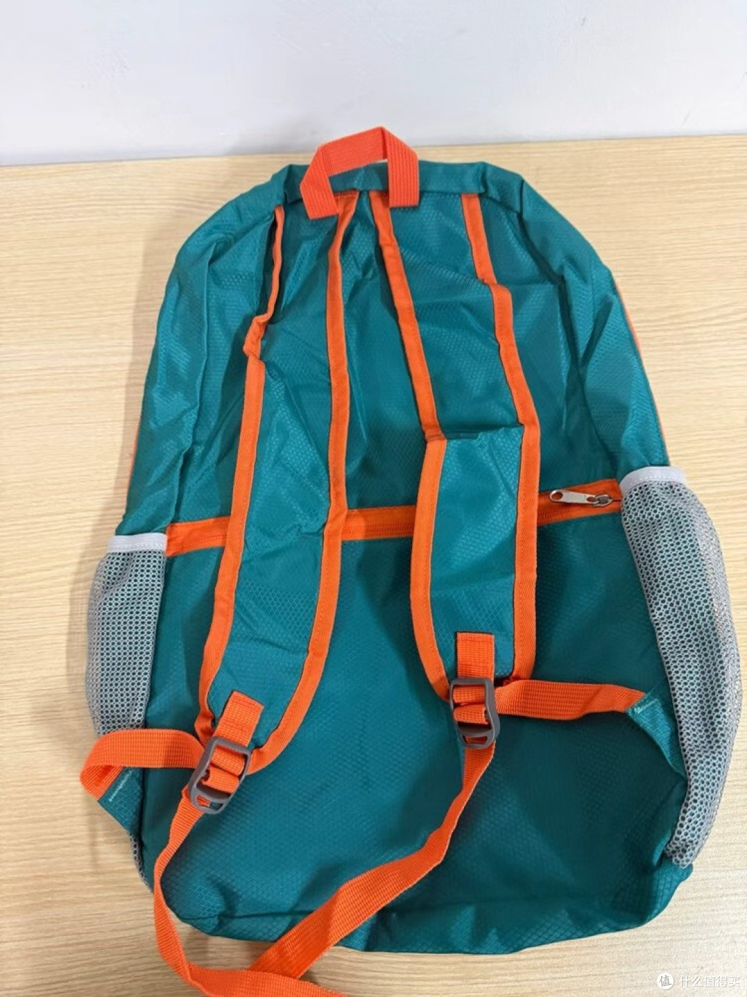 蓝绿橙户外背包：多功能设计