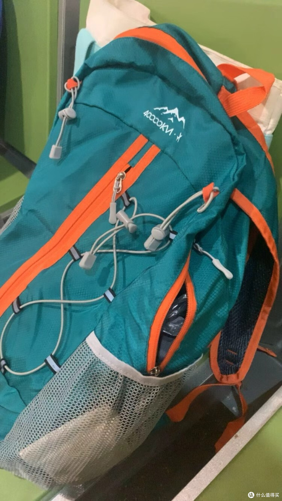 蓝绿橙户外背包:多功能设计