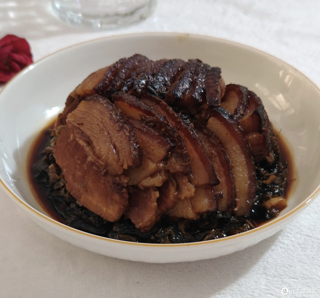 梅菜扣肉:一碗咸香里的外婆情