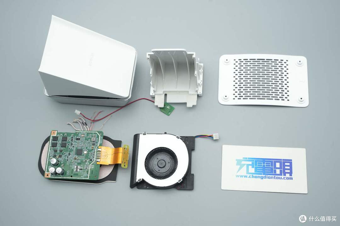 内置低噪声风扇,夜间充电更安静,荣耀80W立式无线充电器拆解