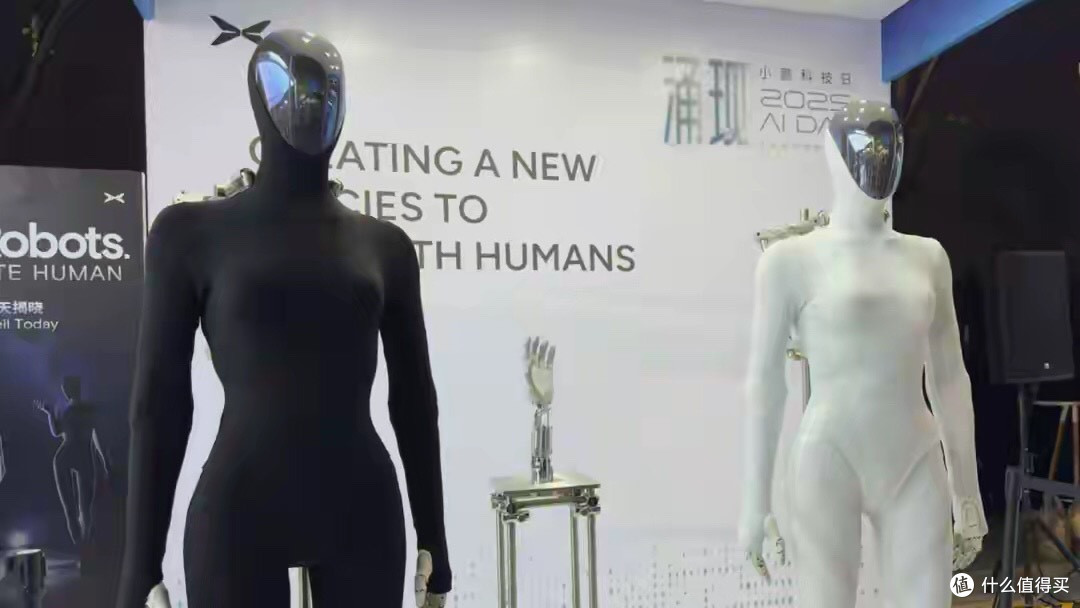 小鹏汽车解释为什么设计有胸部的“女性”人型机器人