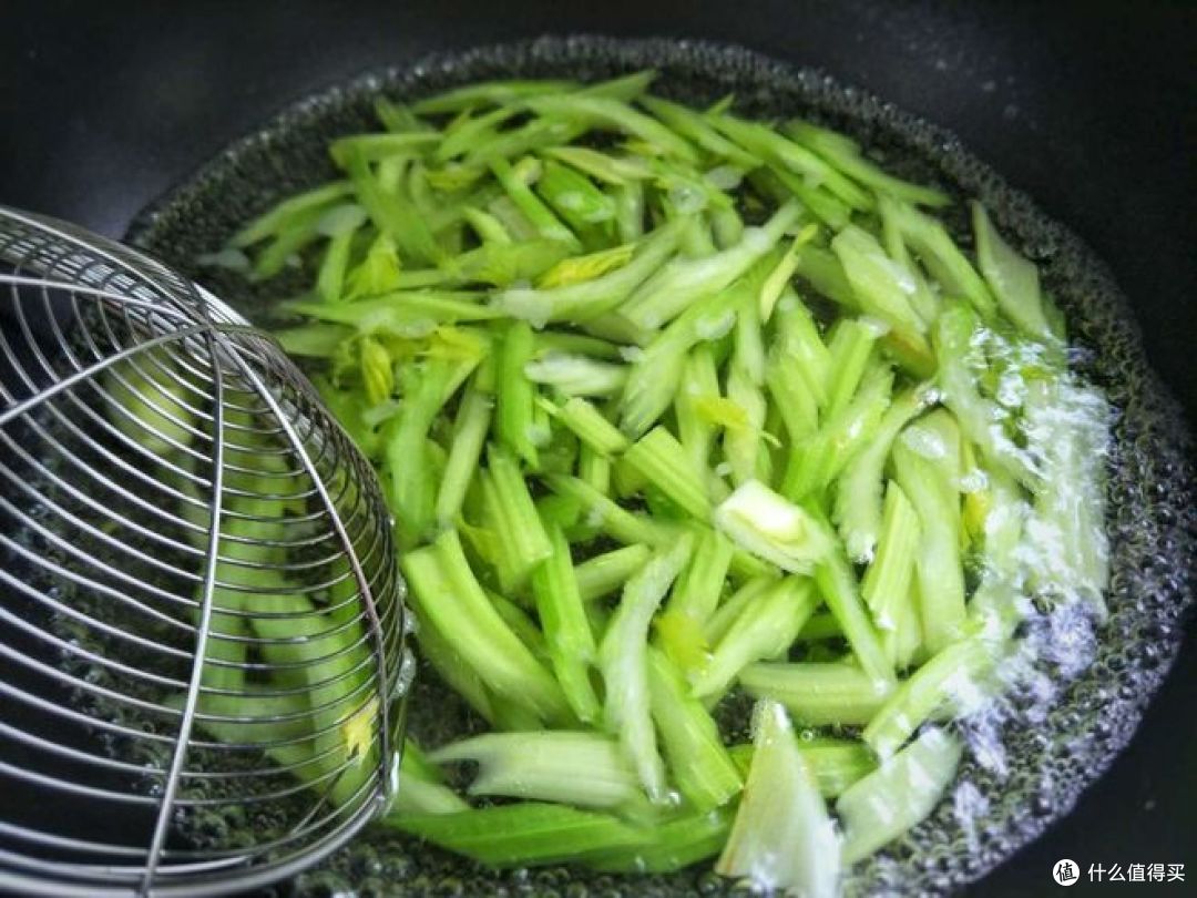 芹菜干是直接晒干还是焯水?哪个更好?