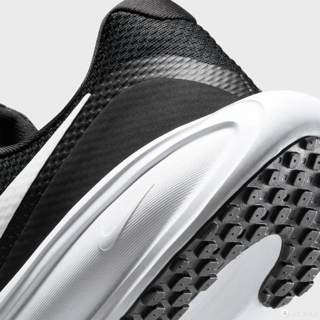 Nike REVOLUTION 8:缓震透气轻量化