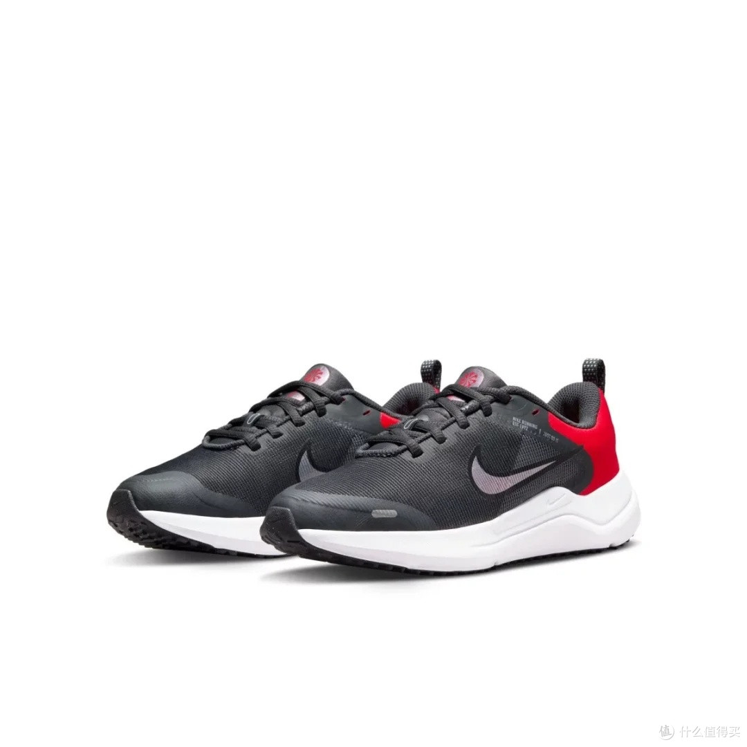 Nike REVOLUTION 8：缓震透气轻量化