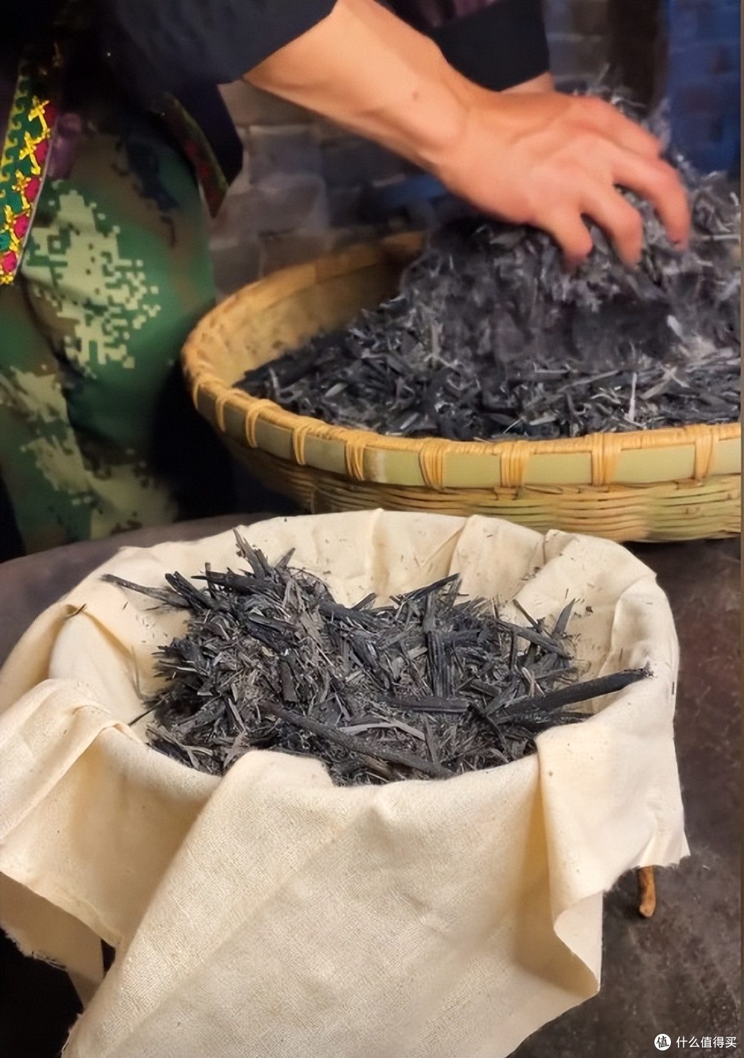 荒野求生,如何获取到天然盐?三种途径,都是生存必备技能