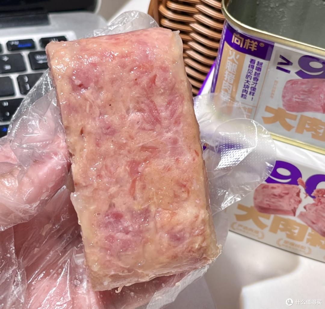 午餐肉用料实在,肉粒清晰可见
