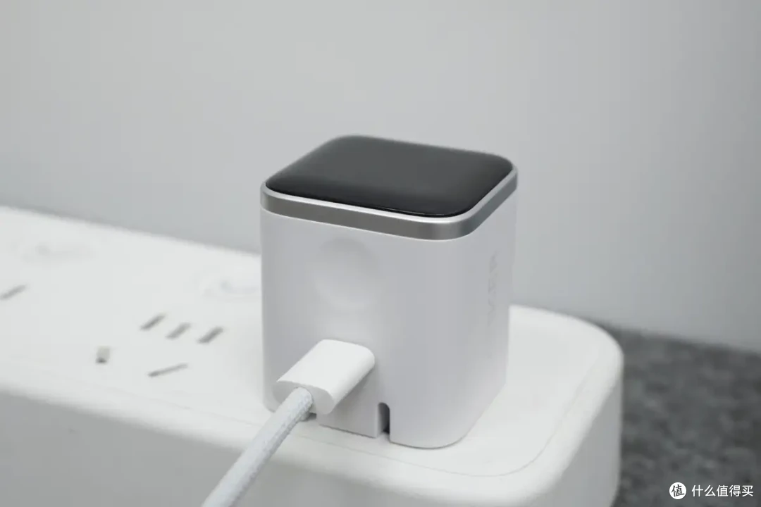 充电器也有 “表情包”?安克Nano 45W氮化镓屏显充电器评测