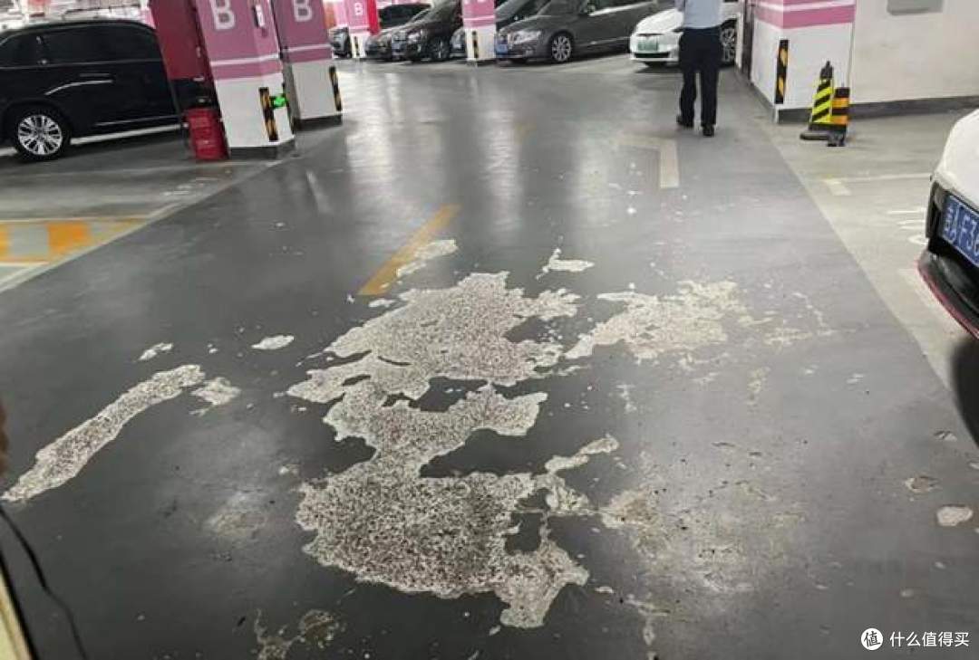 小区什么档次？看一眼地下车库就知道了，差距太明显了