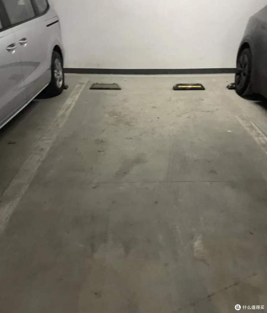 小区什么档次？看一眼地下车库就知道了，差距太明显了