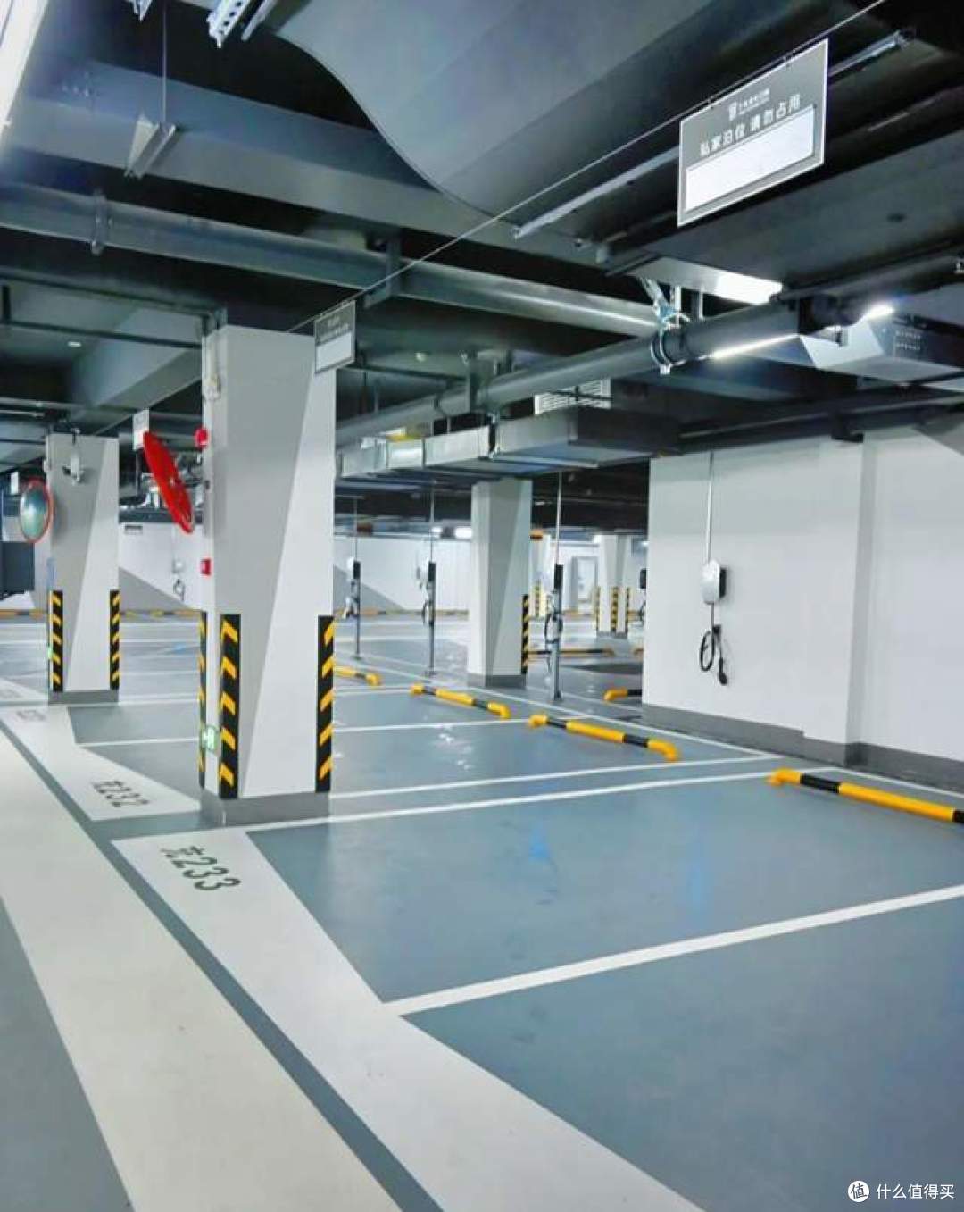 小区什么档次？看一眼地下车库就知道了，差距太明显了