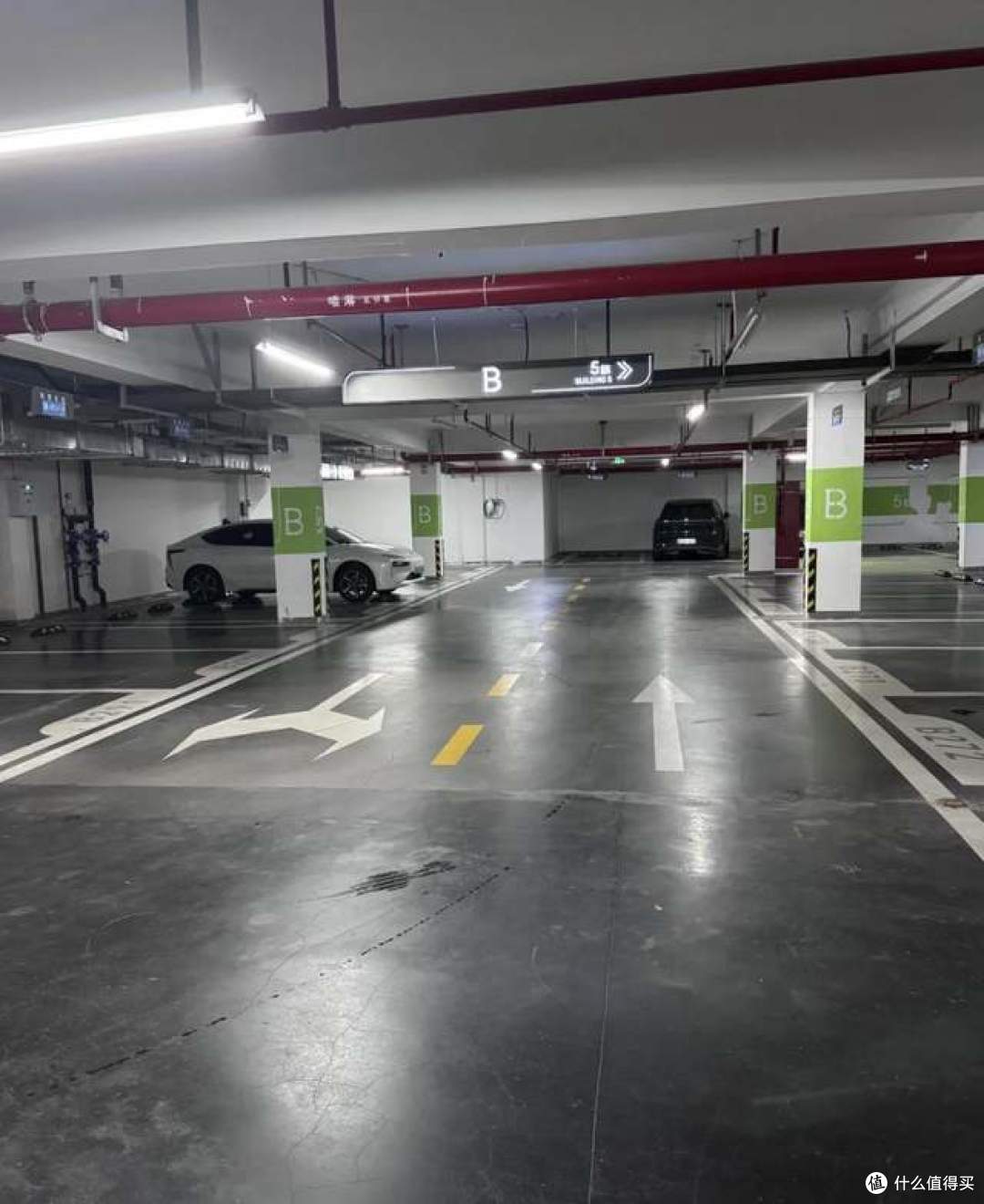 小区什么档次？看一眼地下车库就知道了，差距太明显了