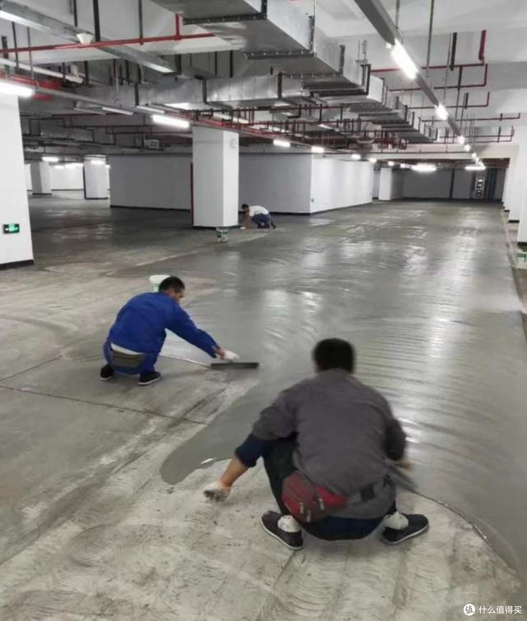 小区什么档次？看一眼地下车库就知道了，差距太明显了