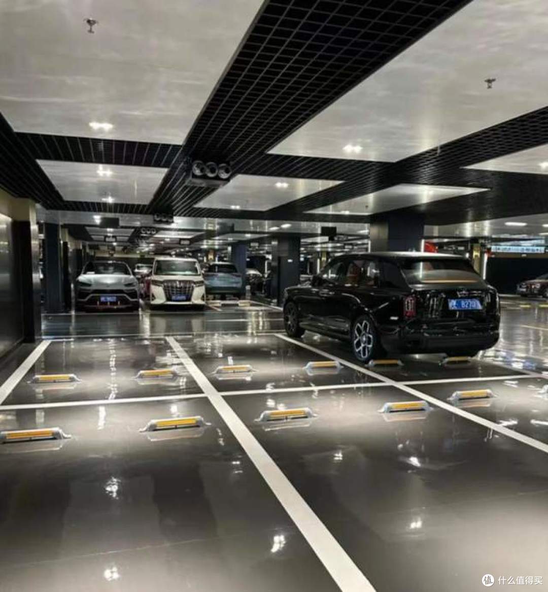 小区什么档次？看一眼地下车库就知道了，差距太明显了