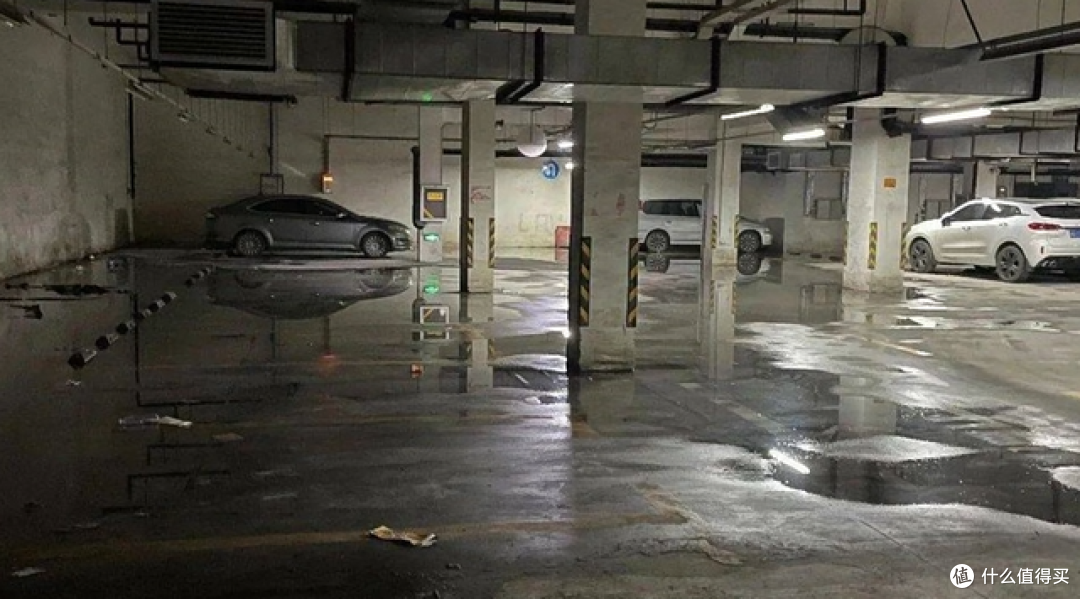 小区什么档次？看一眼地下车库就知道了，差距太明显了