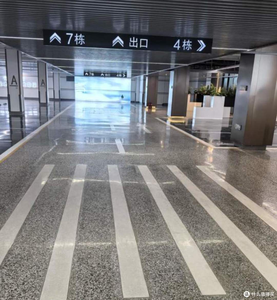 小区什么档次？看一眼地下车库就知道了，差距太明显了