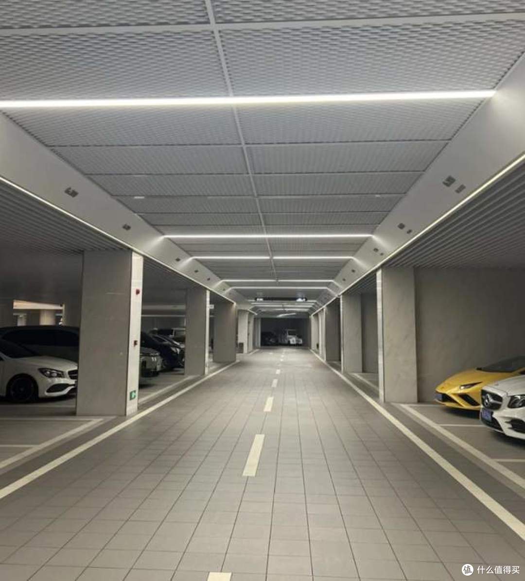小区什么档次？看一眼地下车库就知道了，差距太明显了