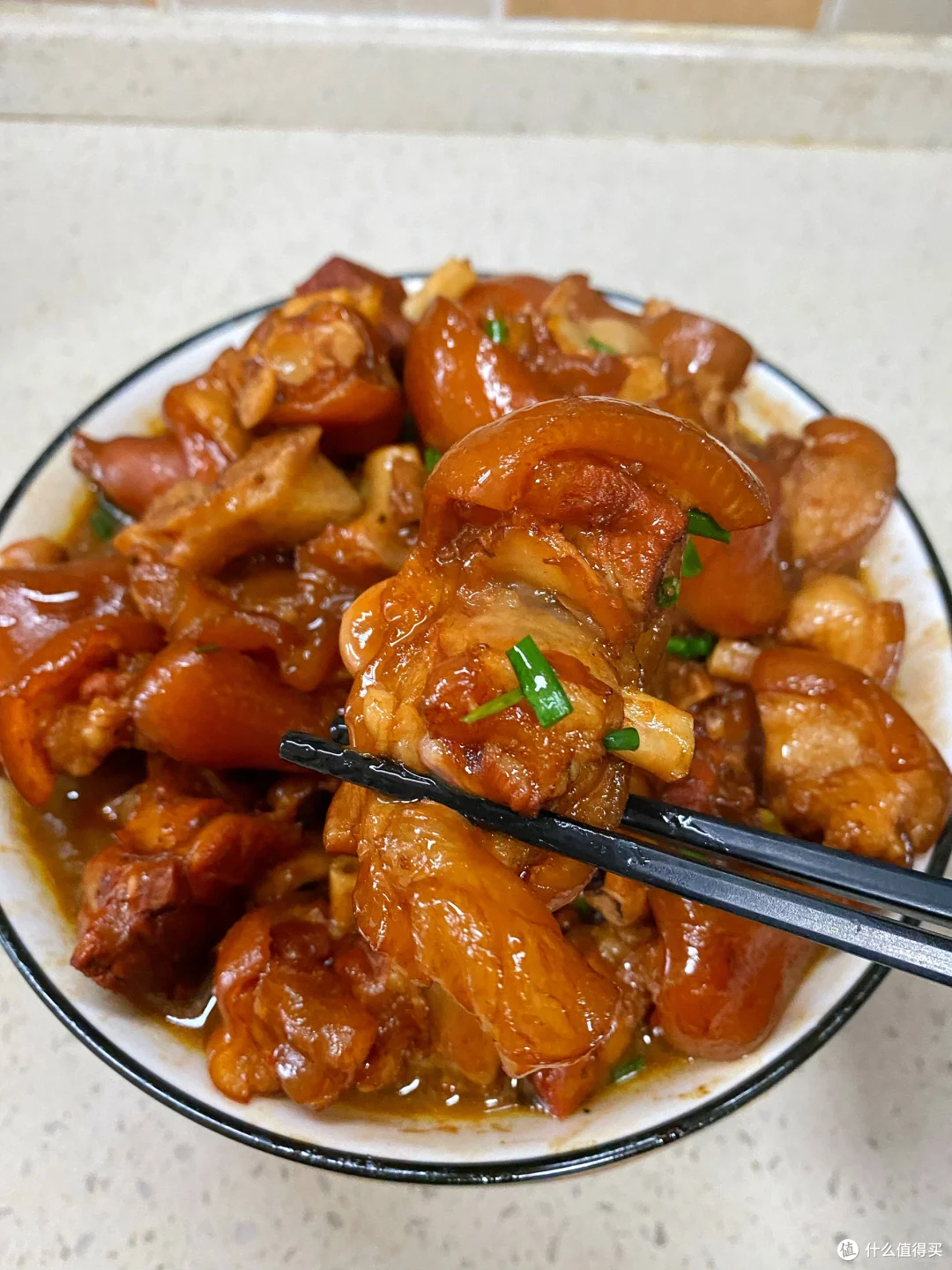 软糯到脱骨的红烧猪蹄,香到连汤汁都拌饭!