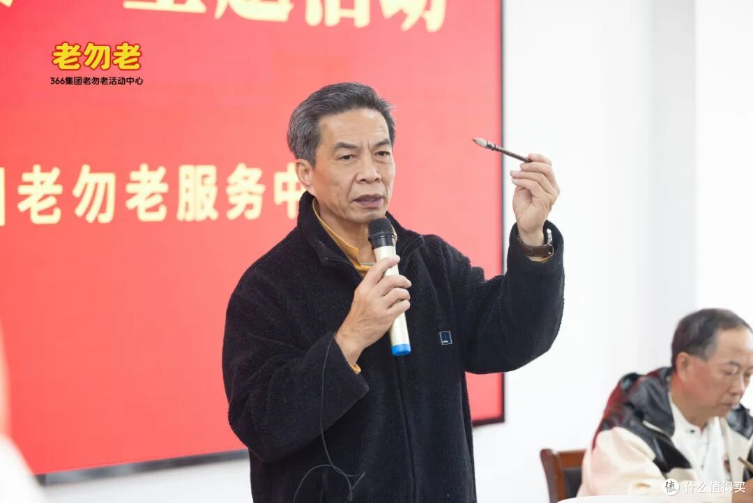 在笔墨与咖啡香里，找到晚年生活的诗意。