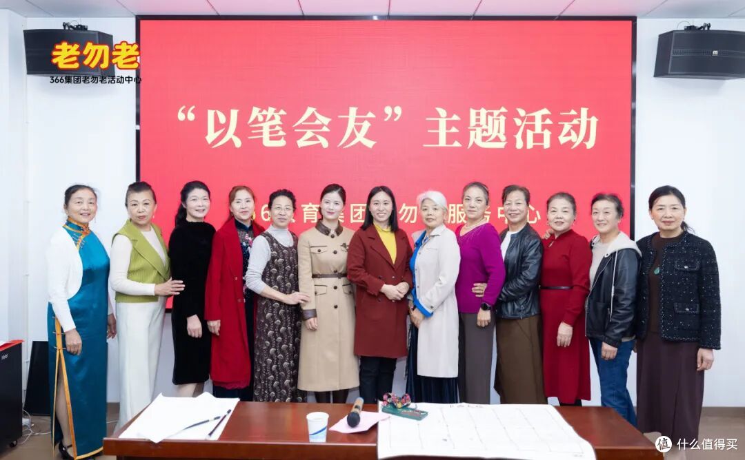 在笔墨与咖啡香里，找到晚年生活的诗意。
