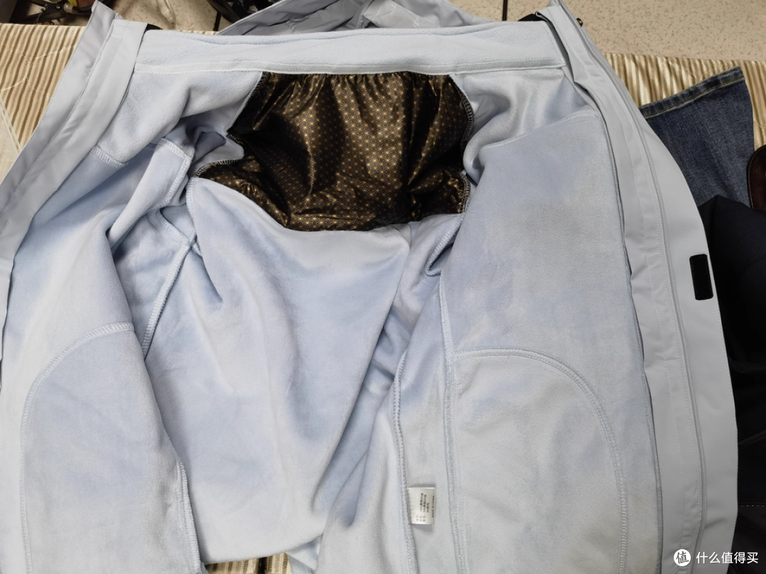 徒步实测！硬挺冲锋衣不晃，内搭绒舒服还灵活​