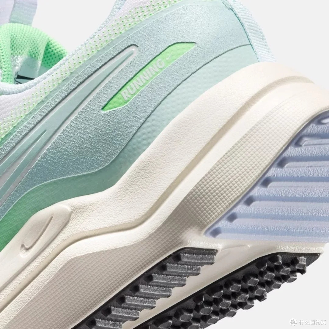 Nike COSMIC RUNNER (GS) 轻便缓震中大童跑步鞋